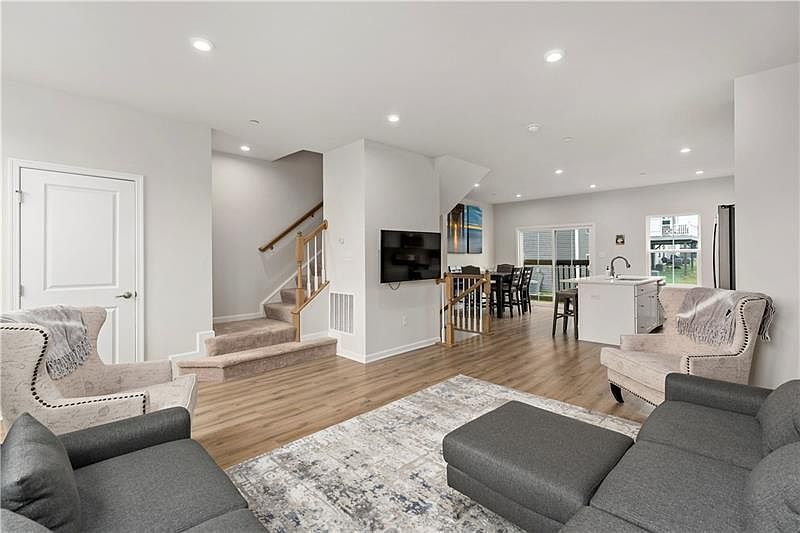 2017 Cade Dr Monaca, PA 15061 - Thumbnail 4