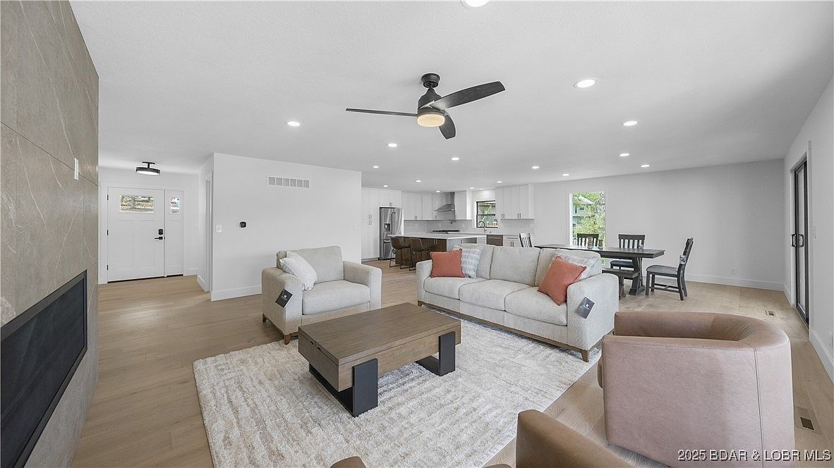 4452 Hamrock Ln Osage Beach, MO 65065 - Thumbnail 4