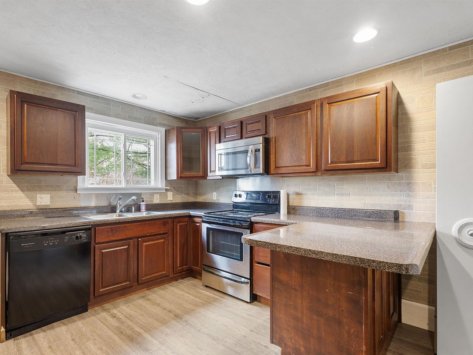 607 N Logan St Marion, IL 62959 - Thumbnail 4