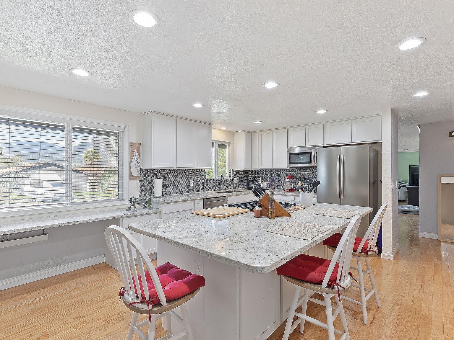 903 NW Hewitt Ln Grants Pass, OR 97526 - Thumbnail 4