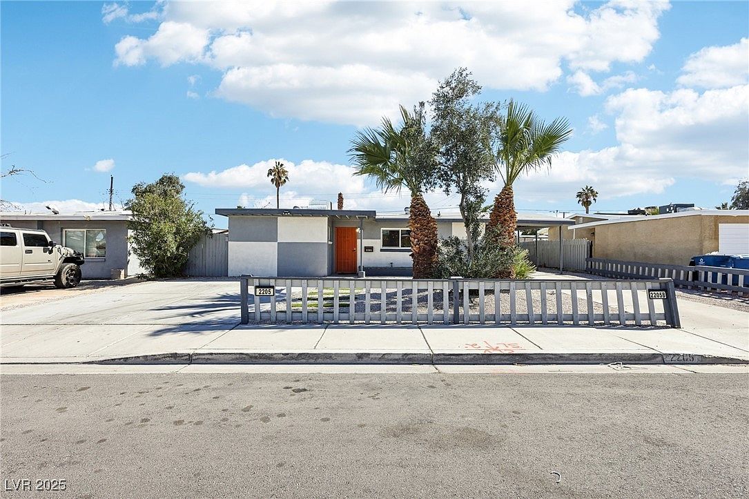 2205 Santa Clara Dr Las Vegas, NV 89104 - Thumbnail 4