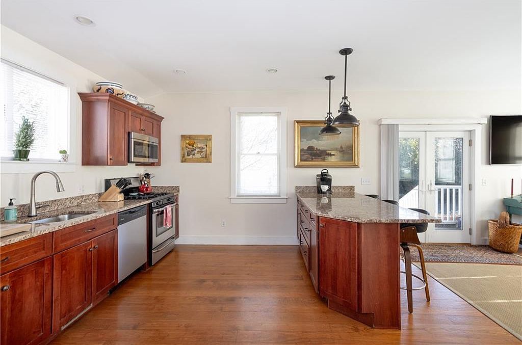 31 Edward St Newport, RI 02840 - Thumbnail 4