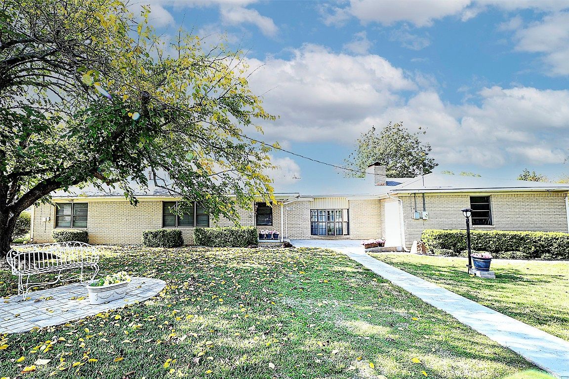 1106 Central Ave Bowie, TX 76230 - Thumbnail 4