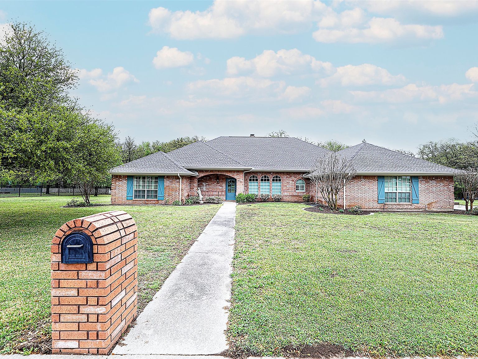 813 Woodland Trl N Bowie, TX 76230 - Thumbnail 4