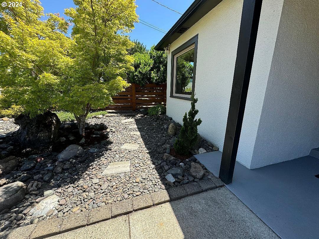 512 NE Division St Myrtle Creek, OR 97457 - Thumbnail 4