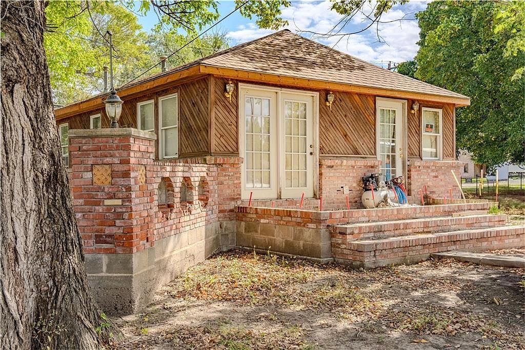 634 N Oak St Iola, KS 66749 - Thumbnail 4