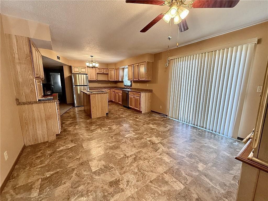 205 S Traster Ave Altamont, KS 67330 - Thumbnail 4