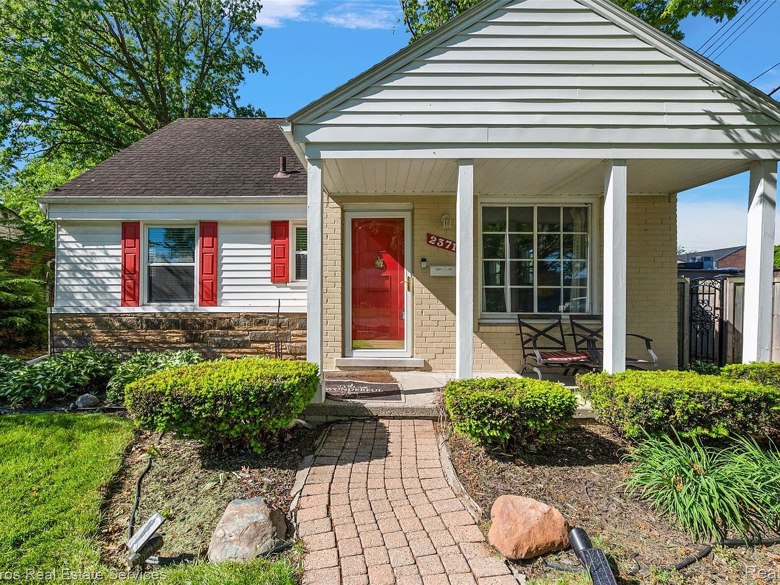 2371 Allard Ave Grosse Pointe Woods, MI 48236 - Thumbnail 4