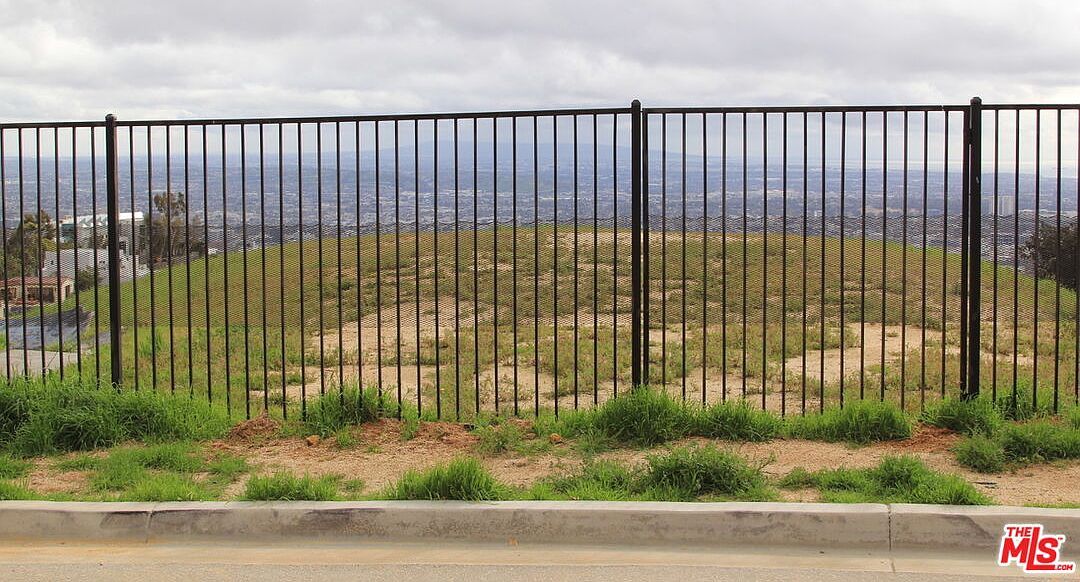 2381 Sunset Plaza Dr Los Angeles, CA 90069 - Thumbnail 4