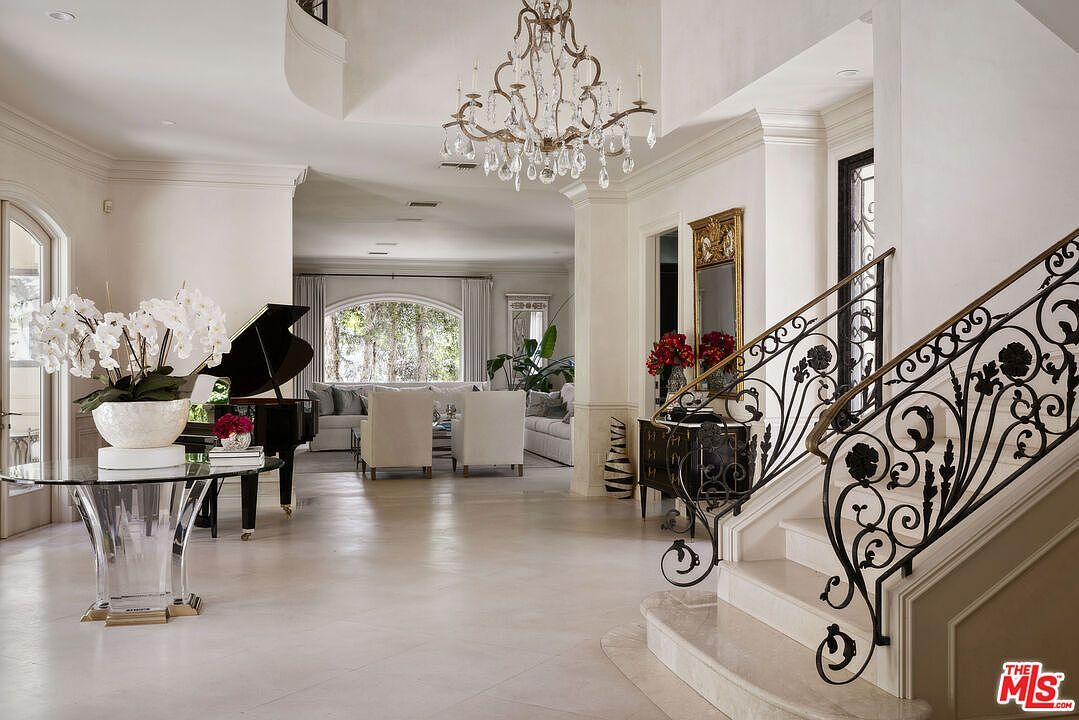 1160 Chantilly Rd Los Angeles, CA 90077 - Thumbnail 4