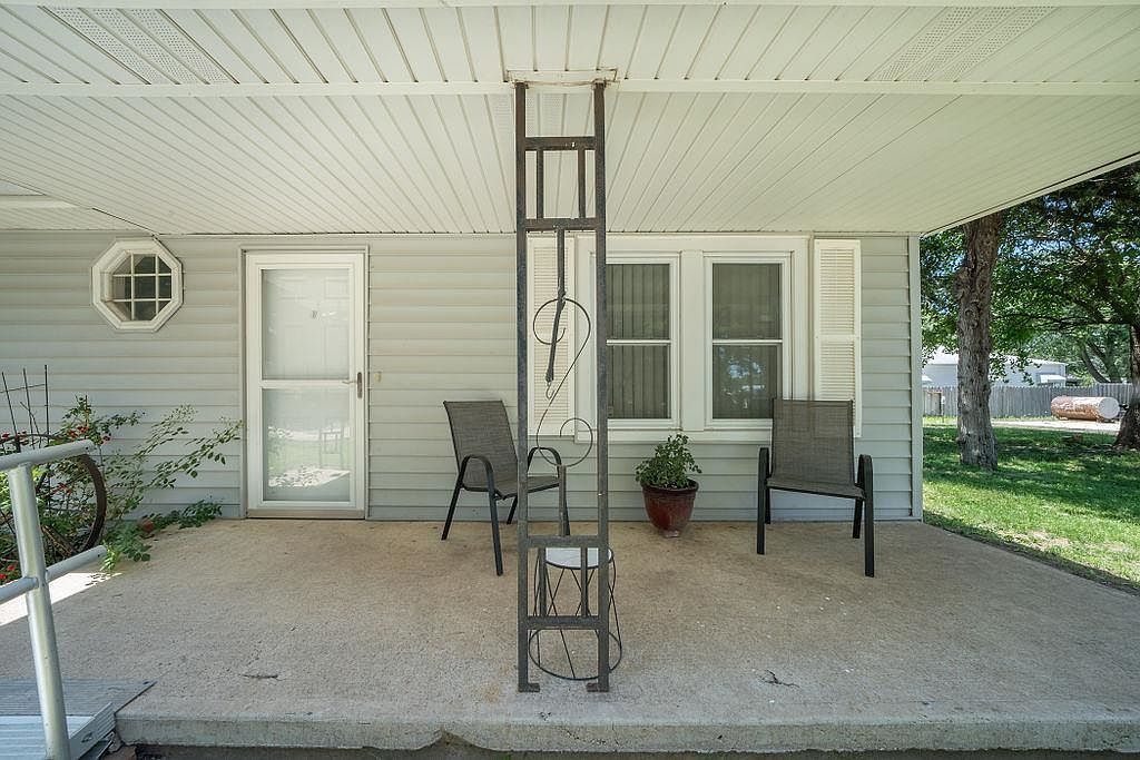 1202 S Walnut St Newton, KS 67114 - Thumbnail 4