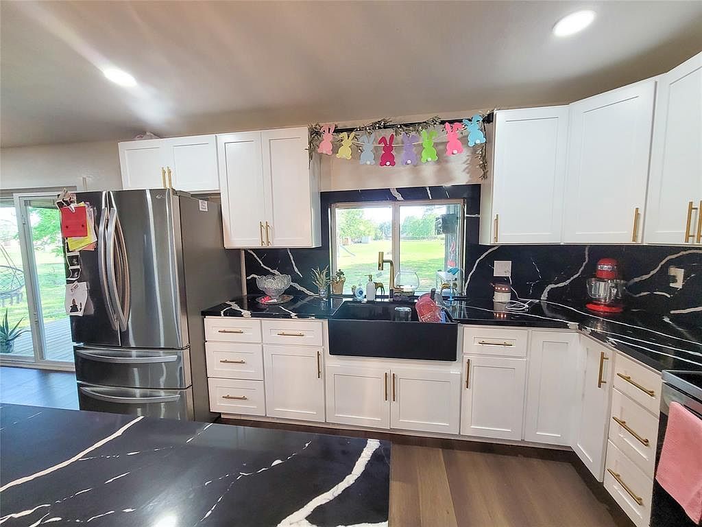 606 E Ahldag St Wharton, TX 77488 - Thumbnail 4