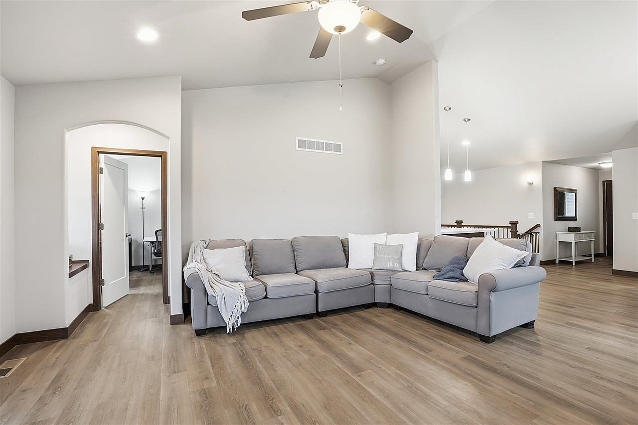 622 Dakota Ave Tiffin, IA 52340 - Thumbnail 4