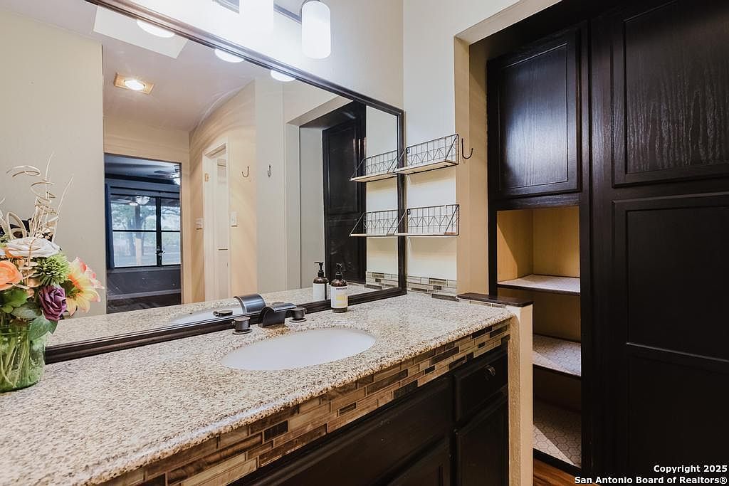 122 Montesito Ln Floresville, TX 78114 - Thumbnail 4