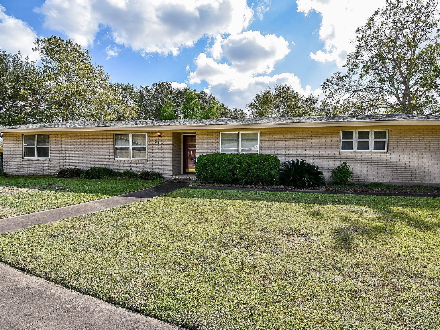 309 Town And Country Dr El Campo, TX 77437 - Thumbnail 4