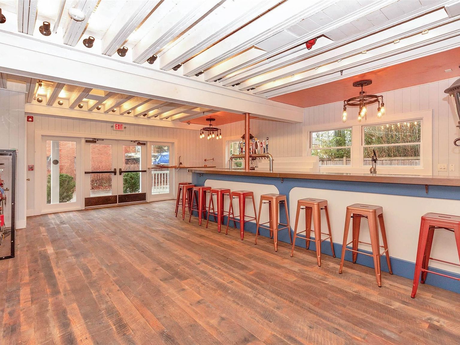 211 Carpenter St Greenport, NY 11944 - Thumbnail 4