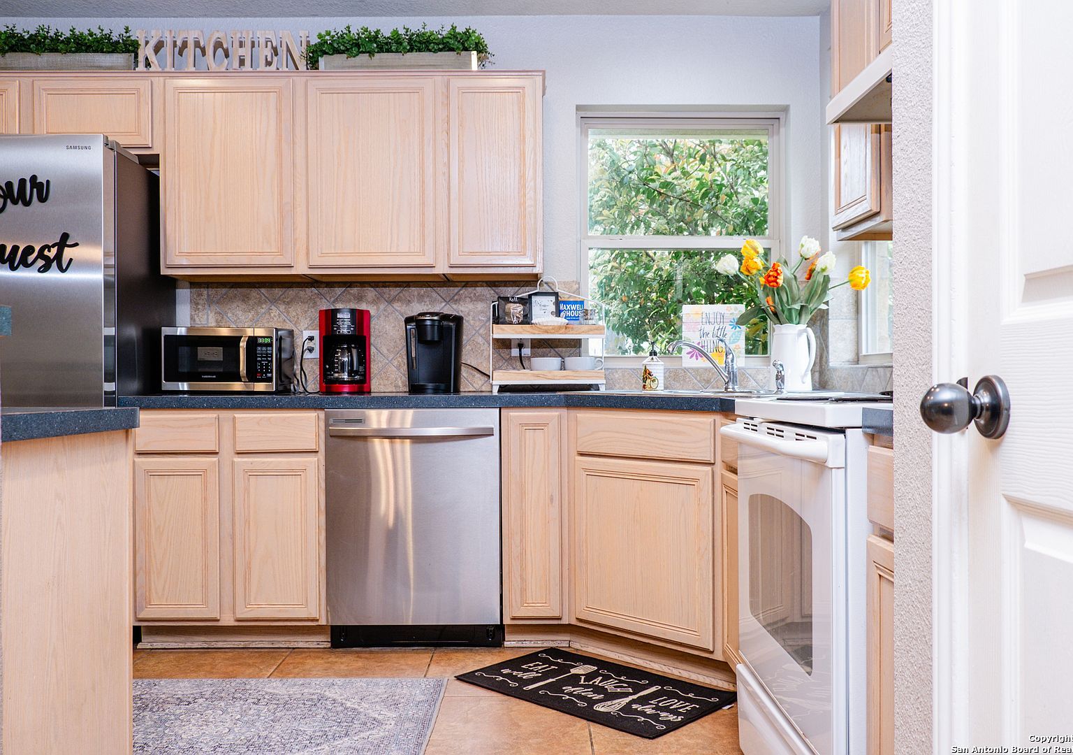 203 S Creek St Fredericksburg, TX 78624 - Thumbnail 4