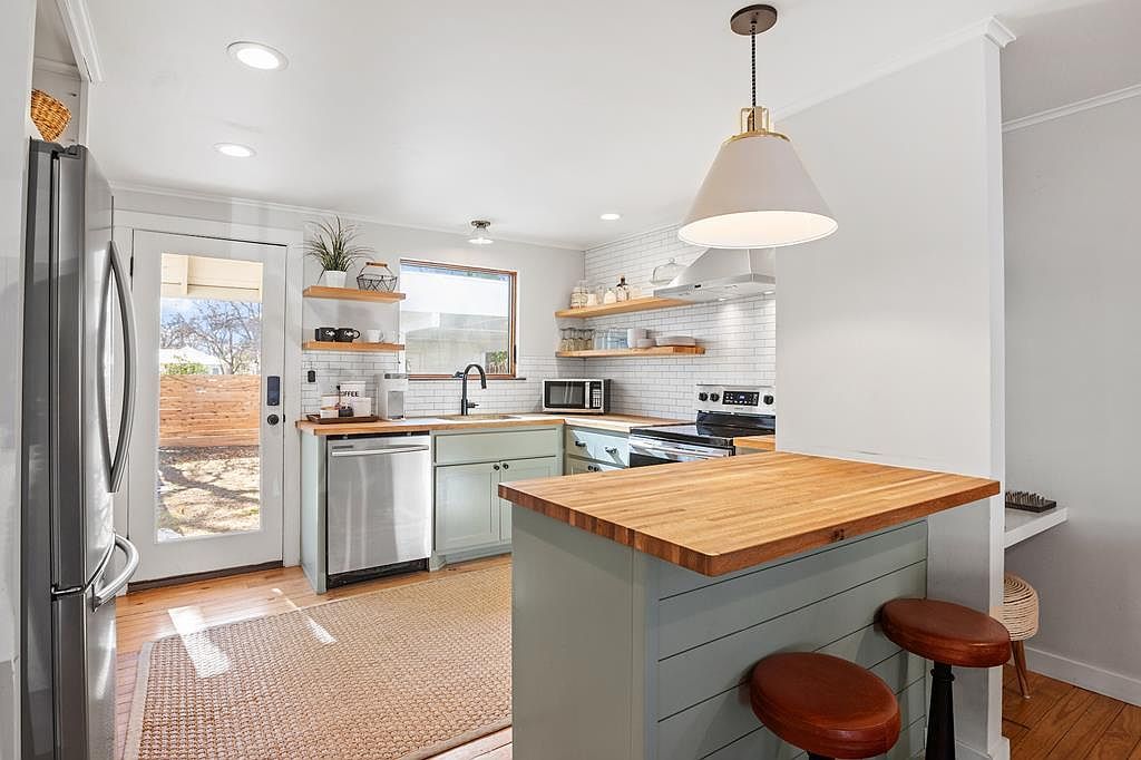 109 E Centre St Fredericksburg, TX 78624 - Thumbnail 4