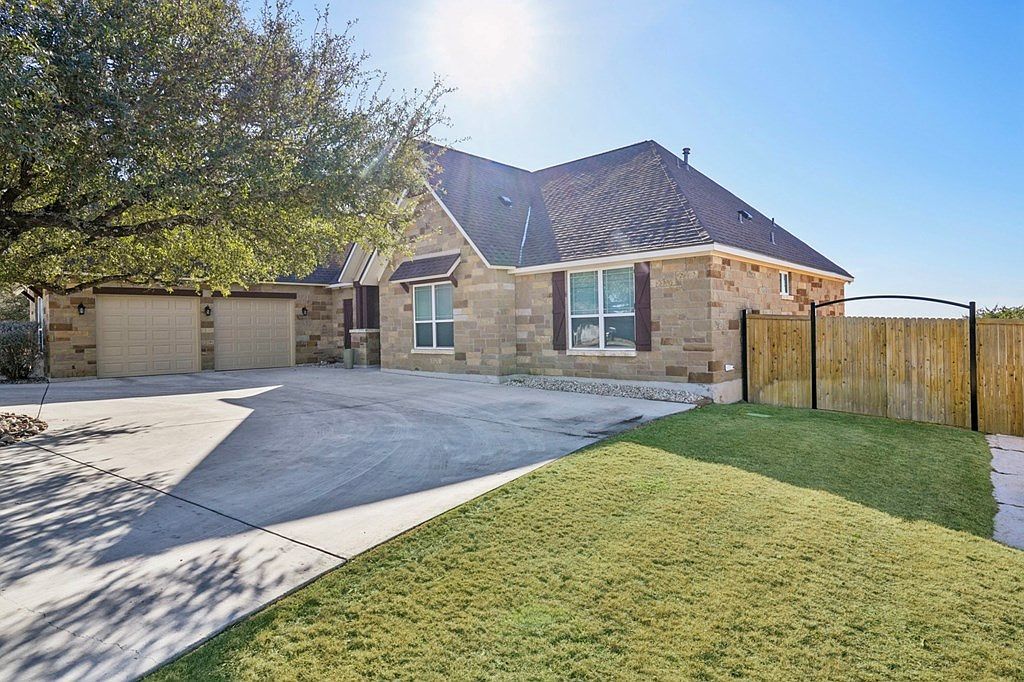229 Yorktown Blvd Kerrville, TX 78028 - Thumbnail 4