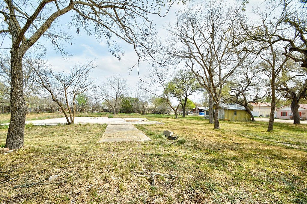 43 Well St Rocksprings, TX 78880 - Thumbnail 4