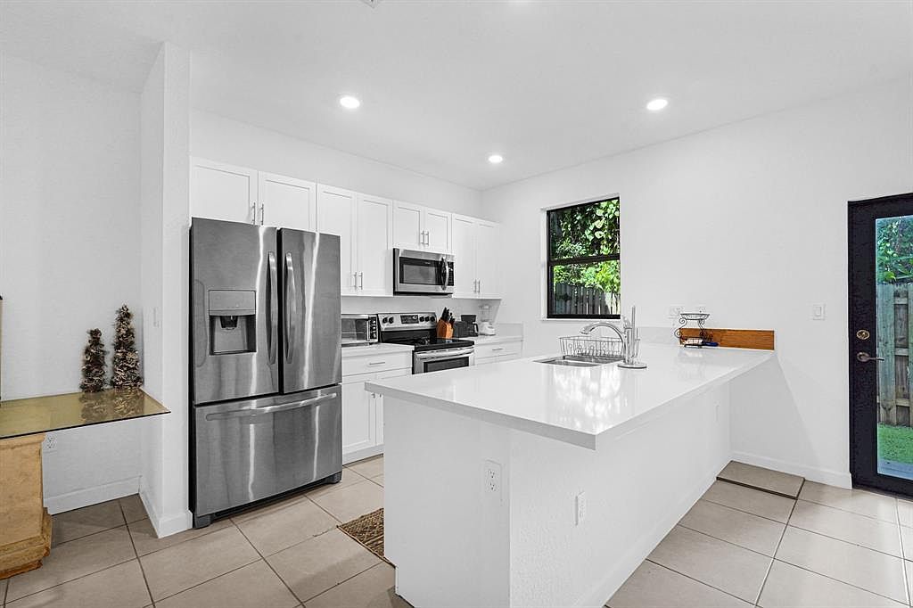 1901 SW 5th Ct Fort Lauderdale, FL 33312 - Thumbnail 4