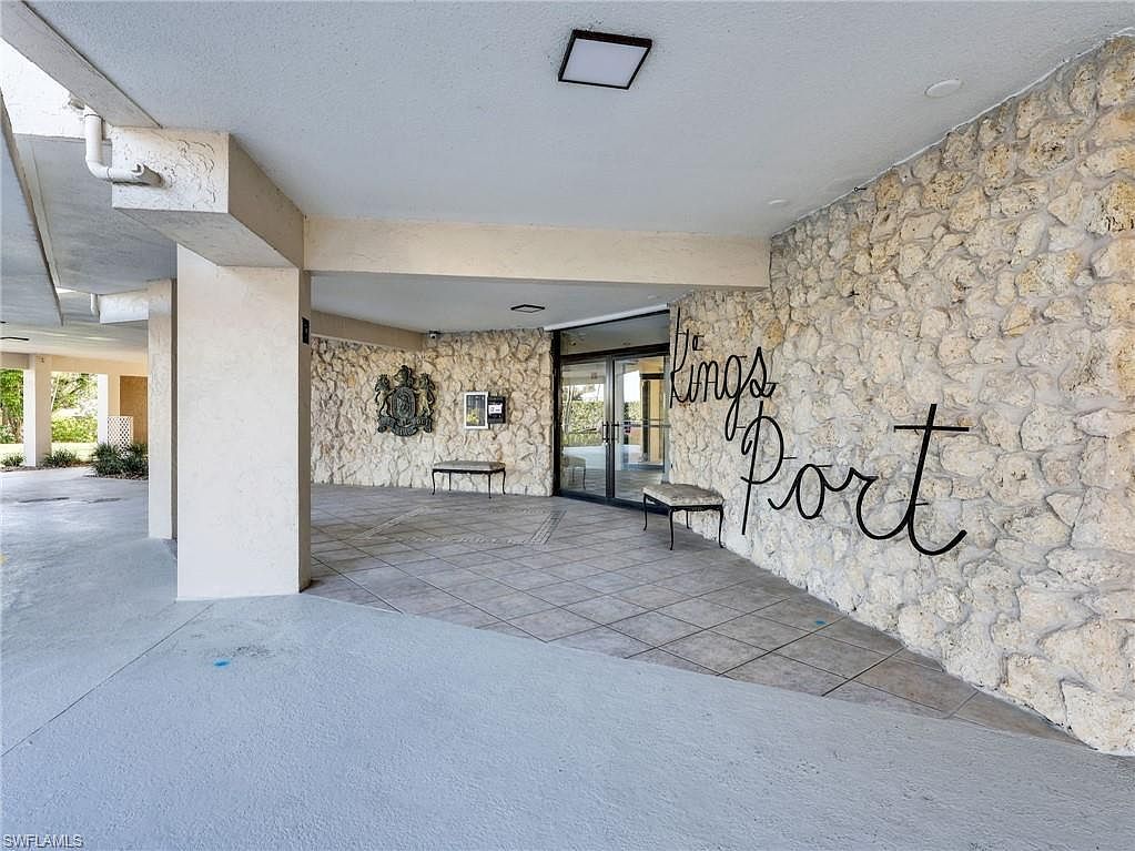 2150 Gulf Shore Blvd N APT 407 Naples, FL 34102 - Thumbnail 4