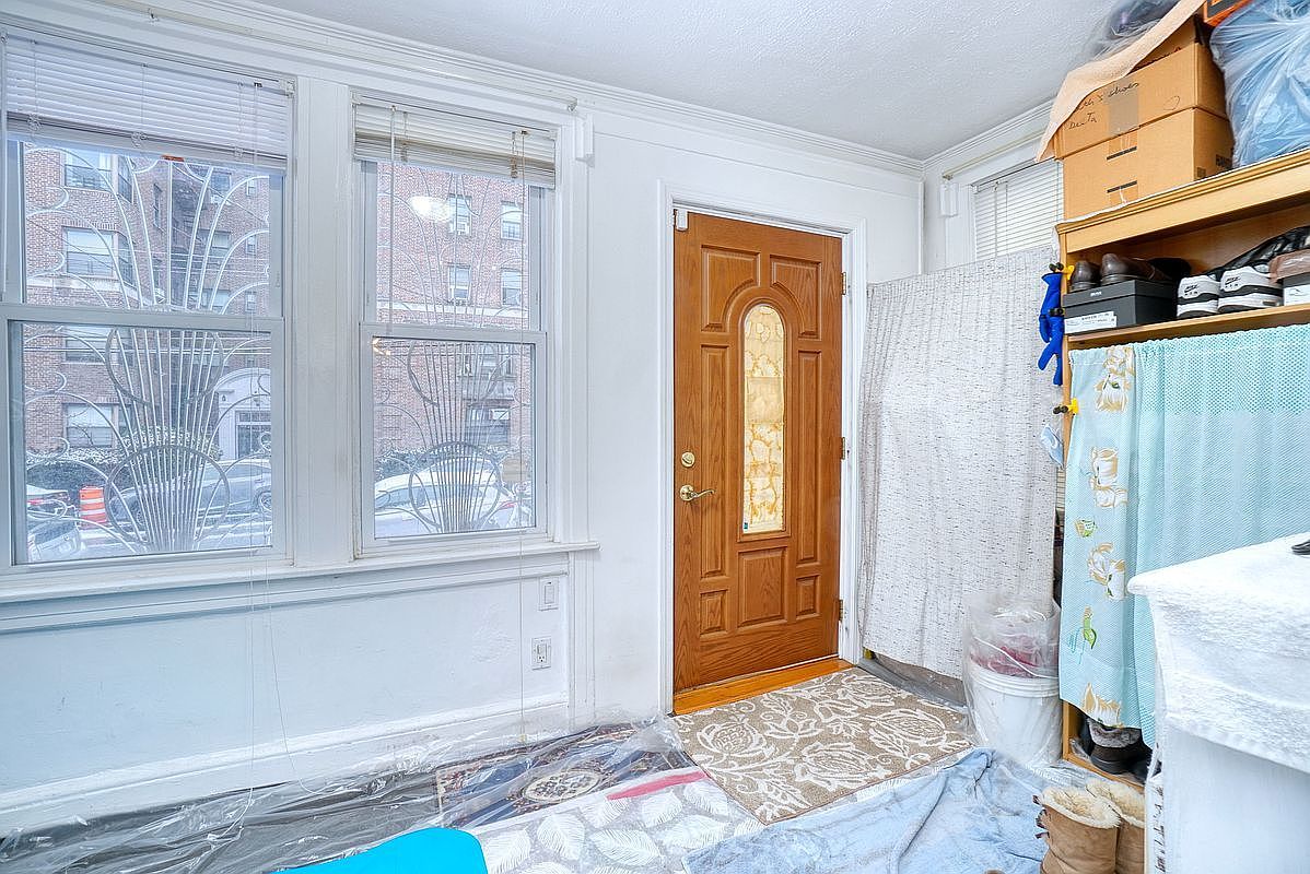 6310 Saunders St Rego Park, NY 11374 - Thumbnail 4