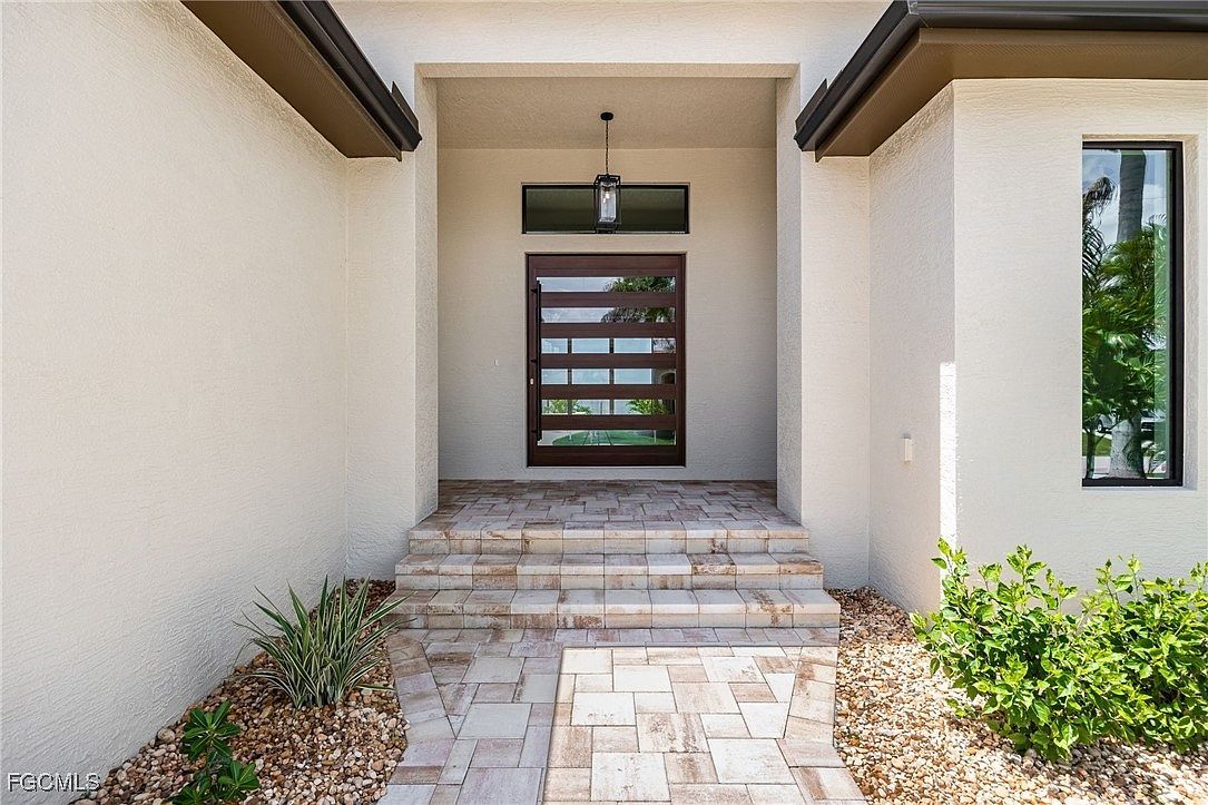 1024 Dolphin Dr Cape Coral, FL 33904 - Thumbnail 4