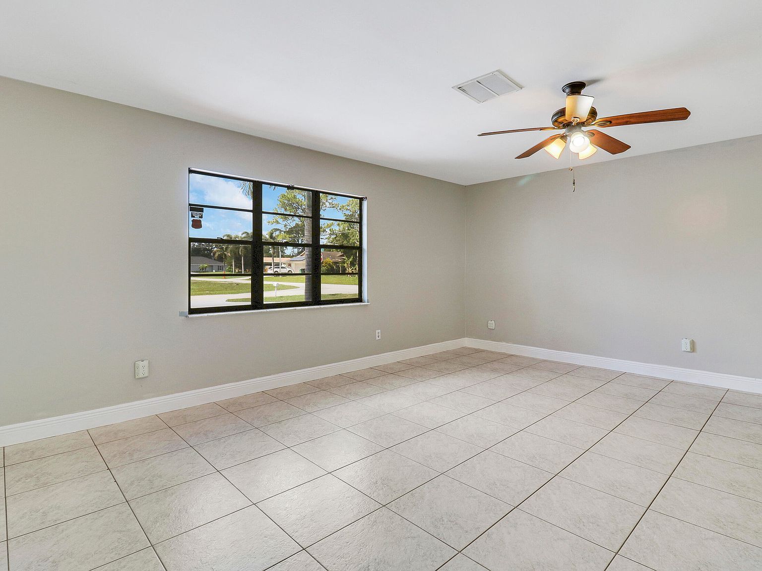 1001 SE Spinnaker Ave Port Saint Lucie, FL 34983 - Thumbnail 4