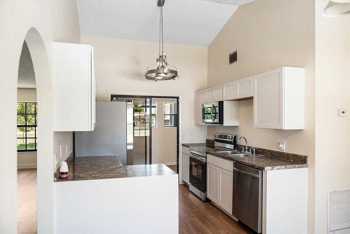 1582 SE Arenson Ln Port Saint Lucie, FL 34952 - Thumbnail 4