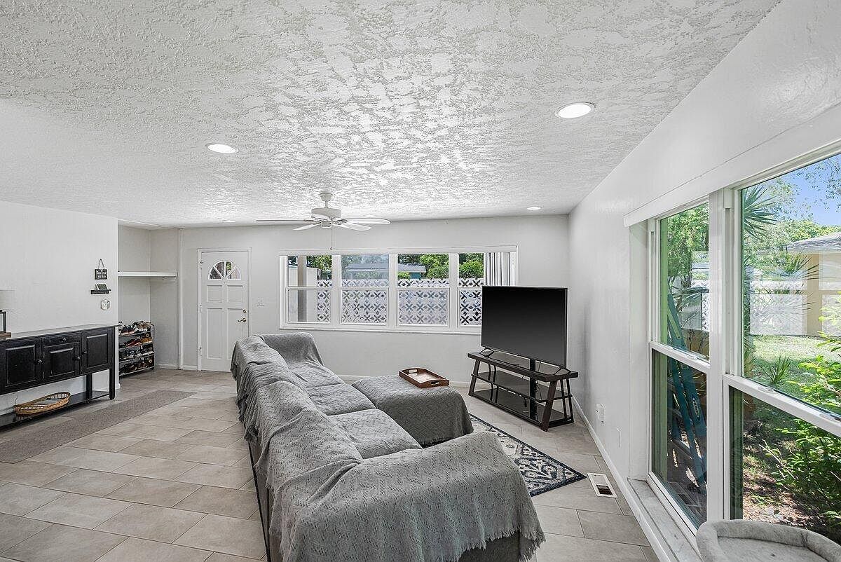 426 SE Tranquilla Ave Port Saint Lucie, FL 34983 - Thumbnail 4