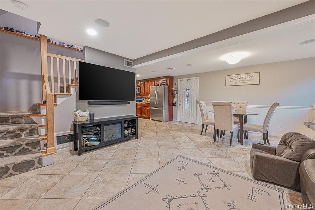 45 Jervis Ave Copiague, NY 11726 - Thumbnail 4