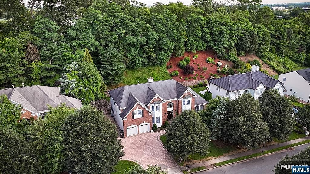 212 Bennington Ter Paramus, NJ 07652 - Thumbnail 4