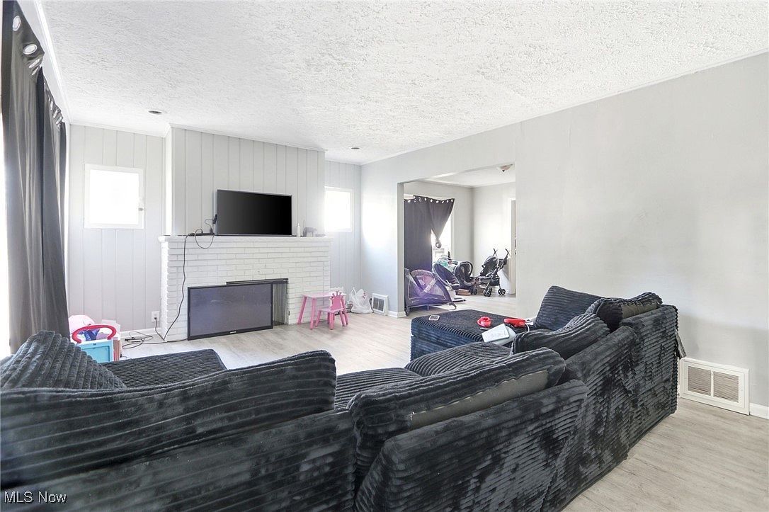 3319 W 111th St Cleveland, OH 44111 - Thumbnail 4