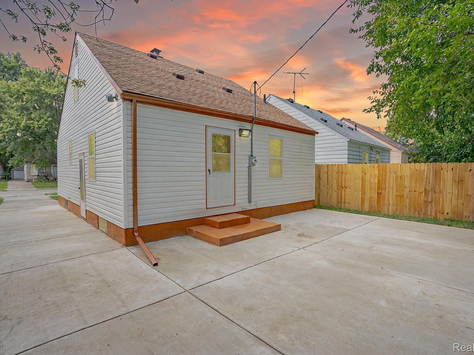 8068 Patton St Detroit, MI 48228 - Thumbnail 4