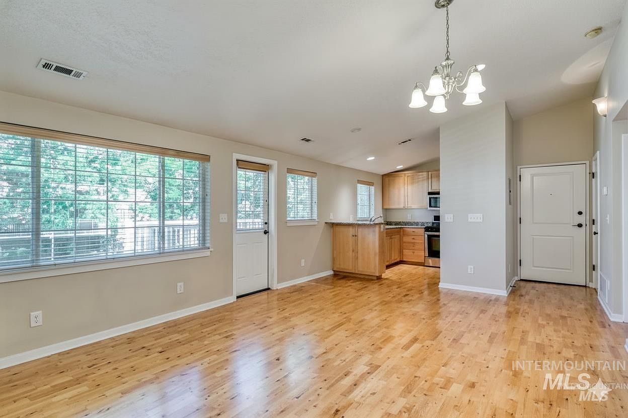 225 W Village Ln Boise, ID 83702 - Thumbnail 4