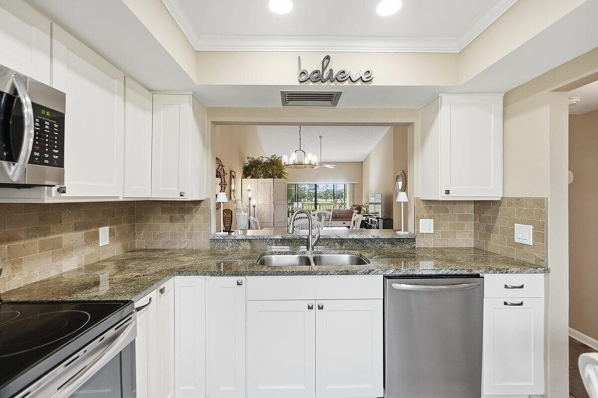 9430 Meadowood Dr APT 205 Fort Pierce, FL 34951 - Thumbnail 4