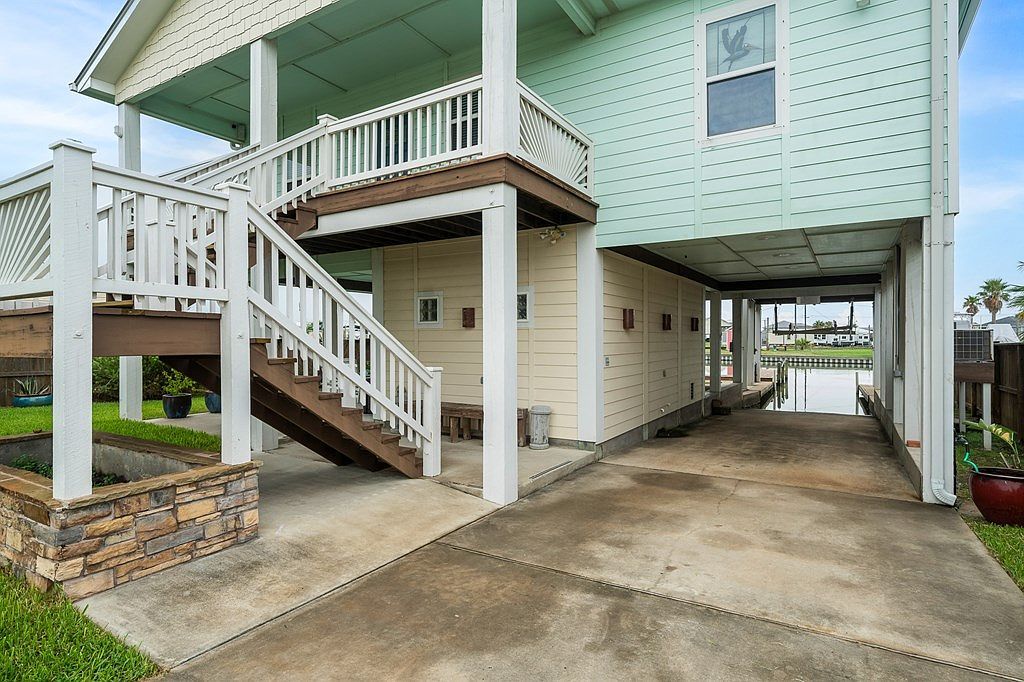 515 Copano Cove Rd Rockport, TX 78382 - Thumbnail 4