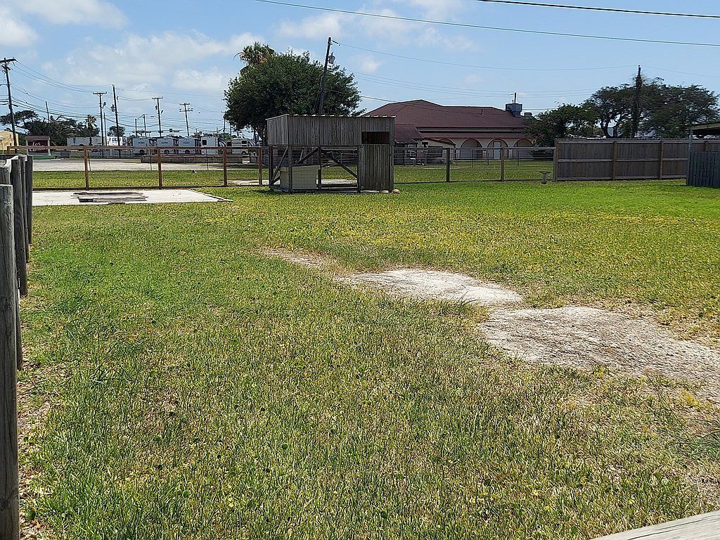 205 E Cornwall St Rockport, TX 78382 - Thumbnail 4