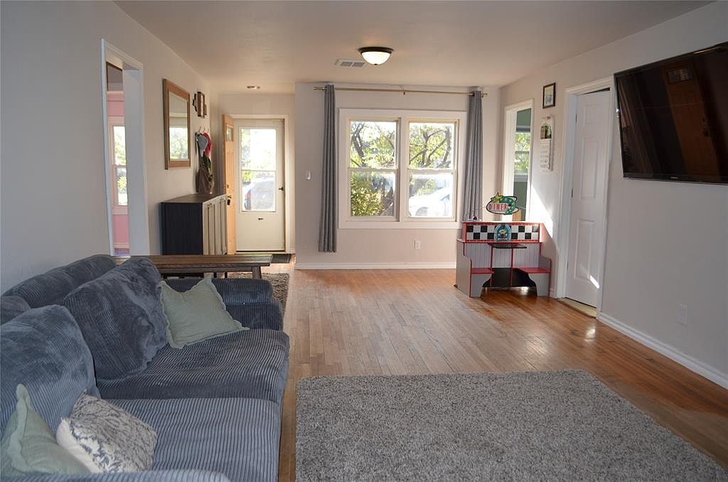 227 E California St Walters, OK 73572 - Thumbnail 4