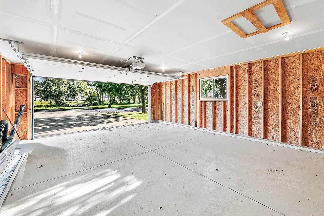 390 Meadow Ln Columbus, WI 53925 - Thumbnail 4