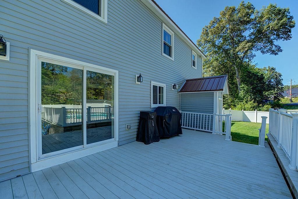 6 Joanne Dr Hooksett, NH 03106  | Single Family