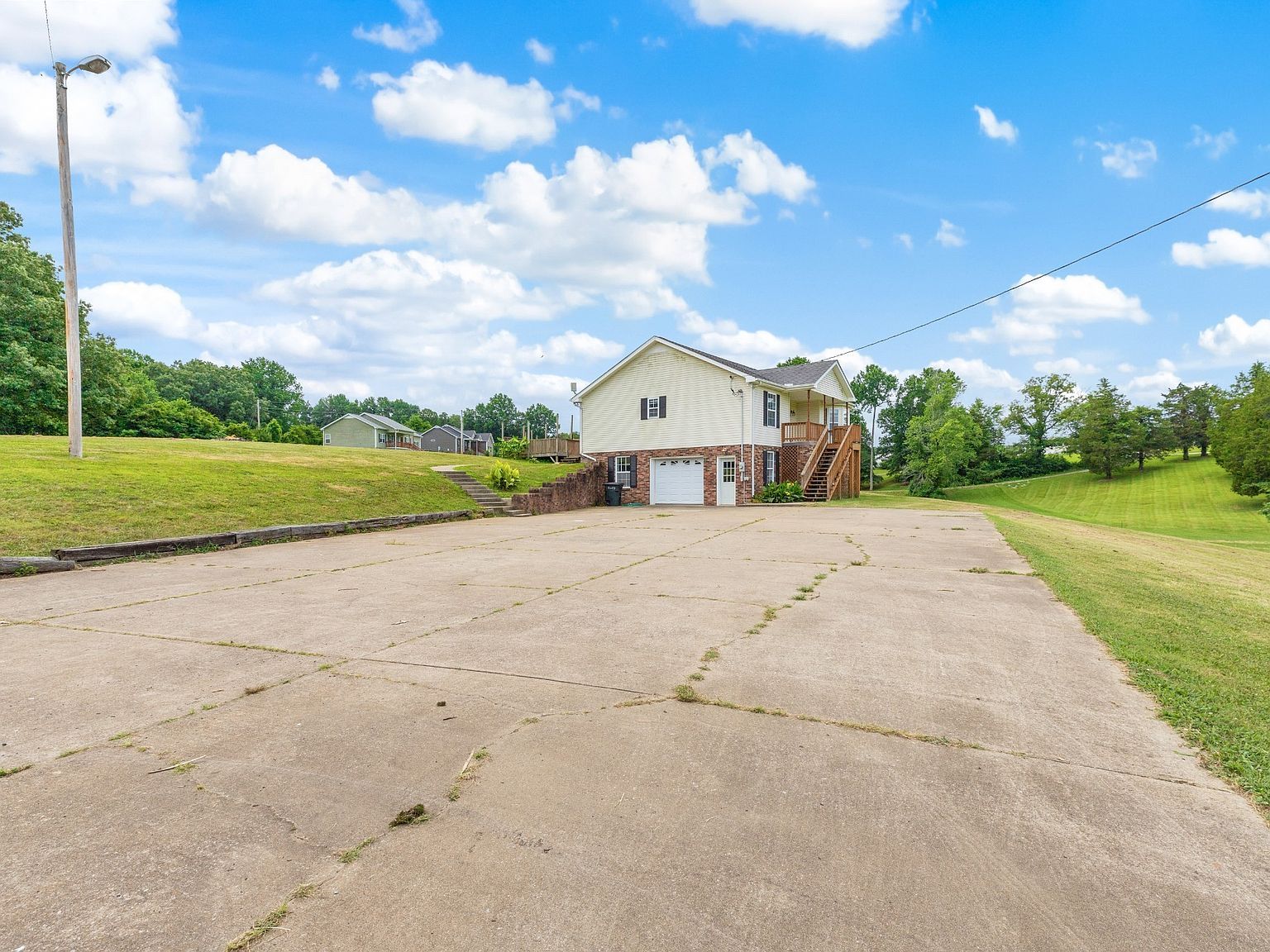 195 Long Rd Charlotte, TN 37036  | Single Family