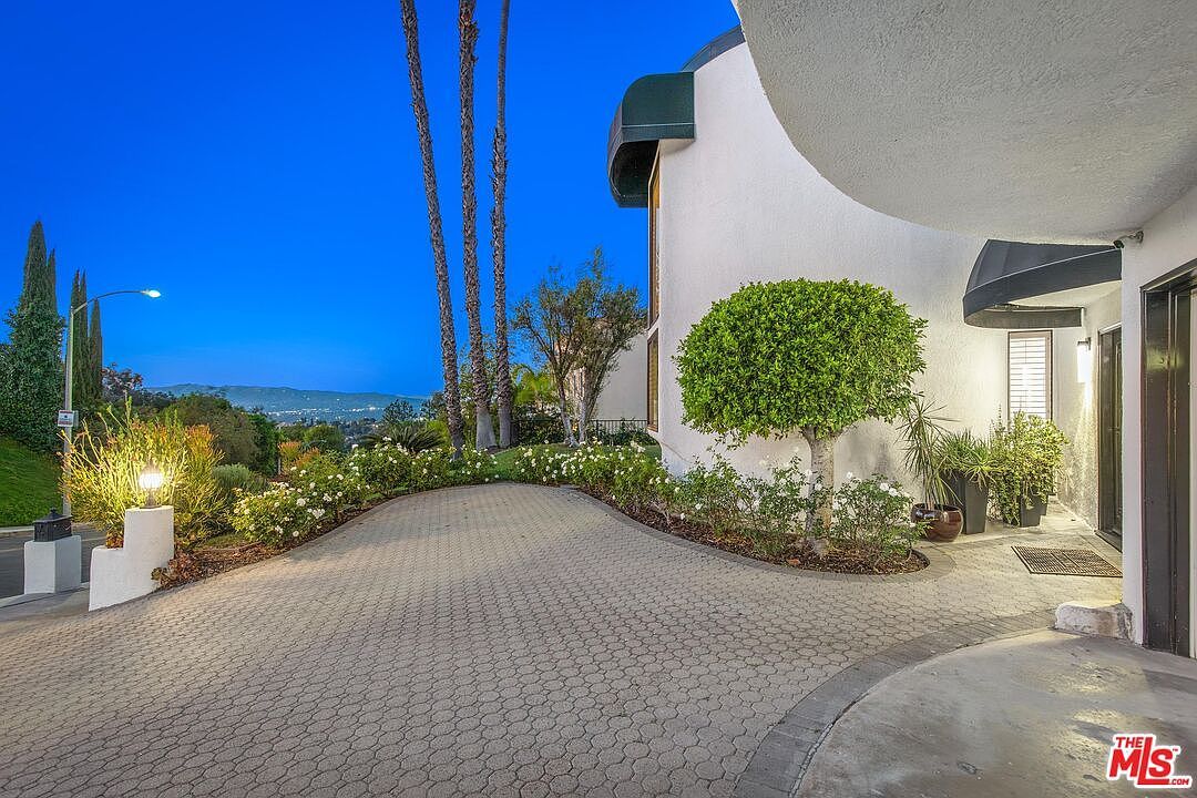 16894 Encino Hills Dr Encino, CA 91436 | Single Family