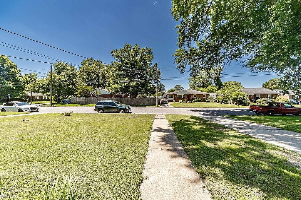24 Saint Albans Dr Hampton, VA 23669 | Single Family