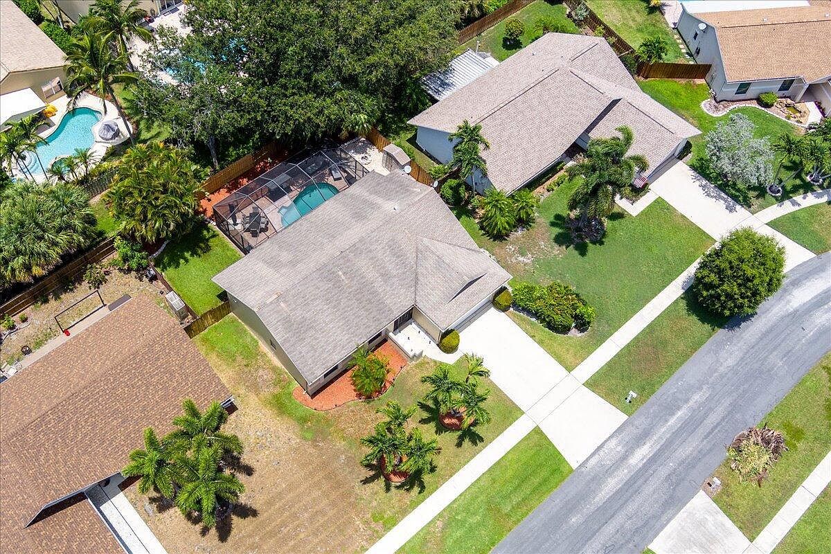 30 Cedar Cir Boynton Beach, FL 33436  | Single Family