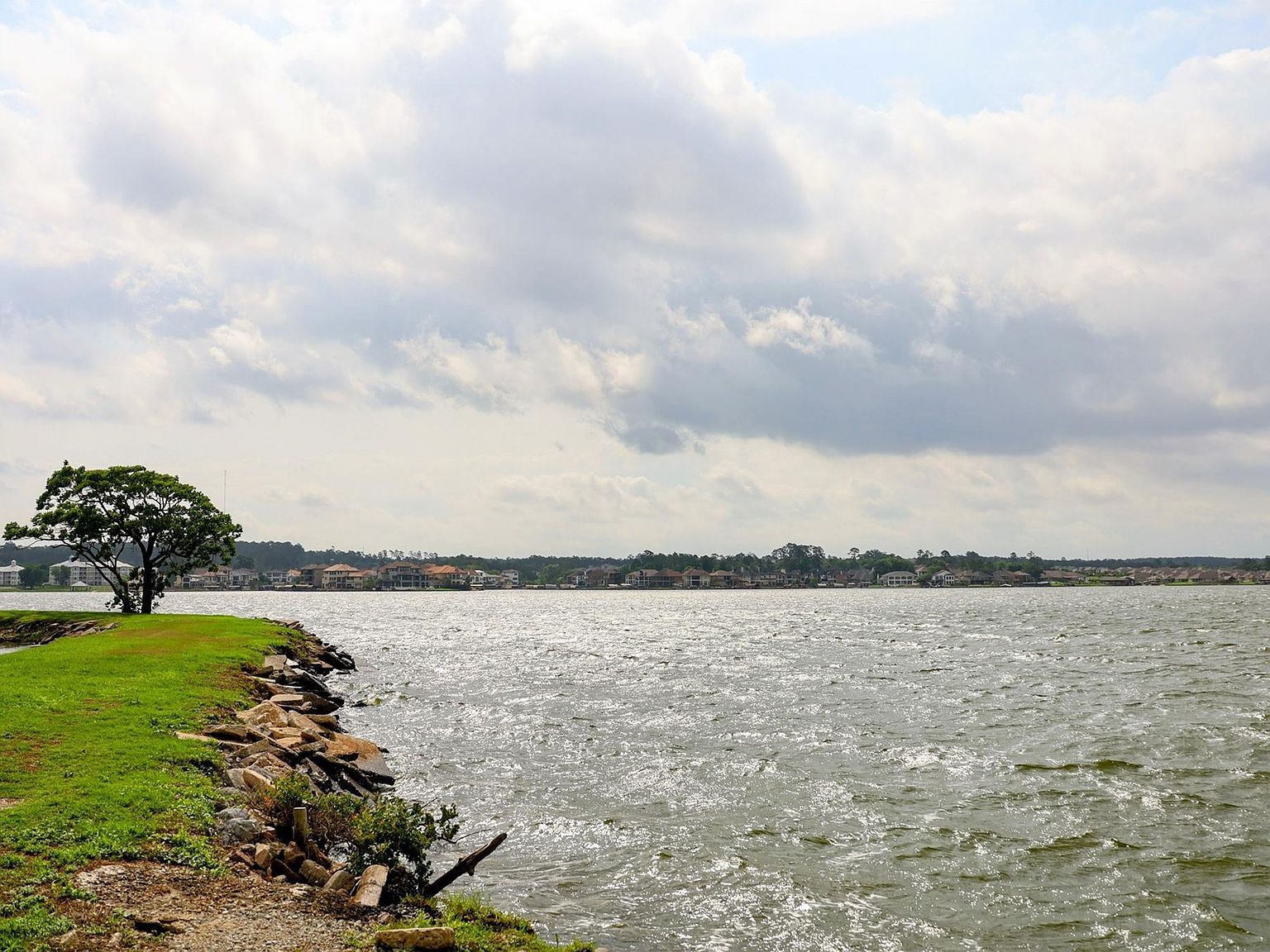 9948 Twin Shores Dr Willis, TX 77318  | Single Family