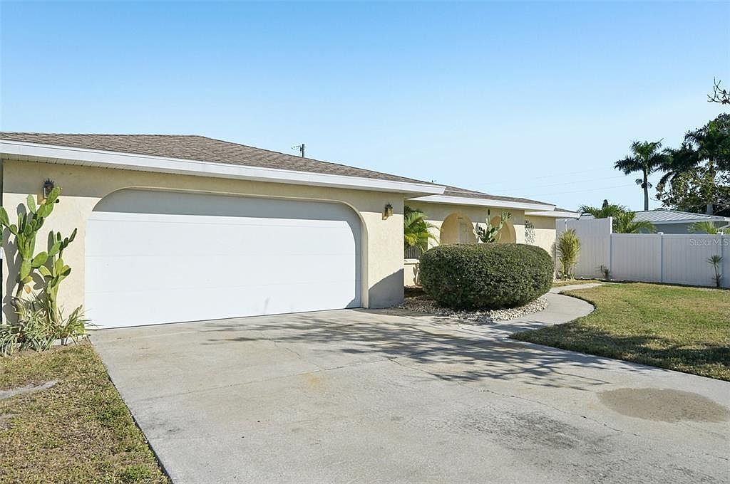 1741 Bayonne St Sarasota, FL 34231 - Thumbnail 5