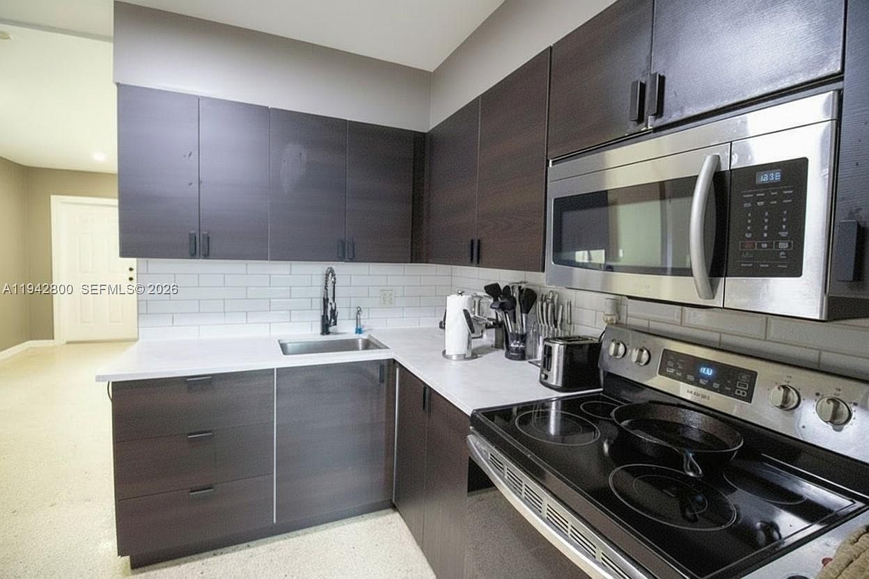 2441 NW 9th Ter Wilton Manors, FL 33311 - Thumbnail 5