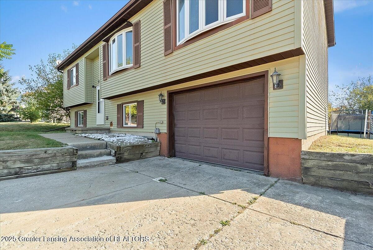 1596 Berkley Dr Holt, MI 48842 - Thumbnail 5